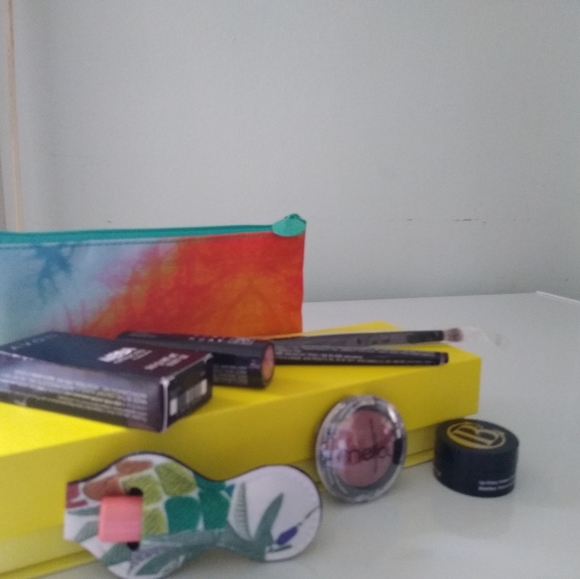 8 pc Make up Bundle (NTW) - Picture 9 of 9